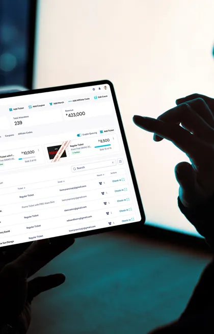 Organizer using the Typid dashboard on a tablet